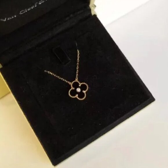 🎁Van Cleef & Arpels🎁 black necklace